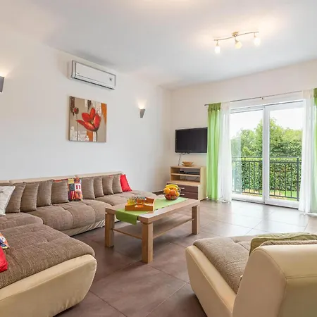 4 Bedroom Cozy In Holiday home *
