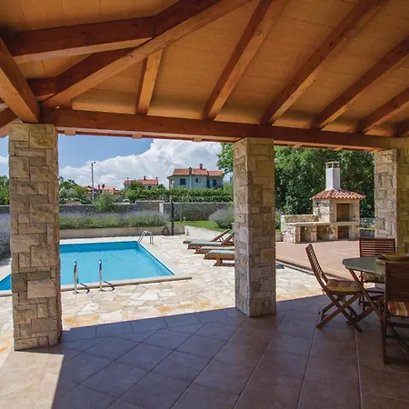 4 Bedroom Cozy In Holiday home Kunj