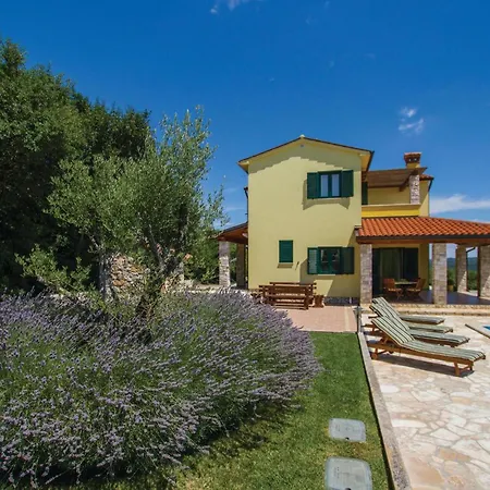4 Bedroom Cozy In Holiday home *