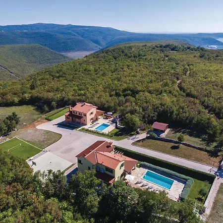 4 Bedroom Cozy In Holiday home *