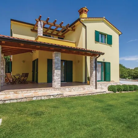 4 Bedroom Cozy In Holiday home *