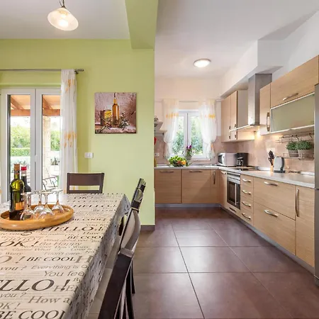 4 Bedroom Cozy In Holiday home